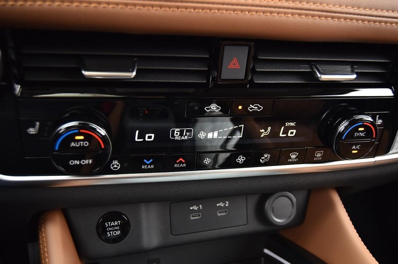 Nissan Rogue Vehicle Full-screen Gallery Image 18