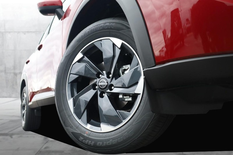 Nissan Rogue Vehicle Full-screen Gallery Image 3