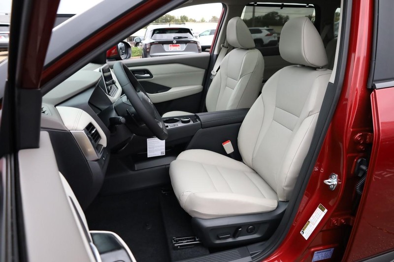Nissan Rogue Vehicle Full-screen Gallery Image 8