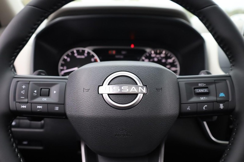 Nissan Rogue Vehicle Full-screen Gallery Image 11