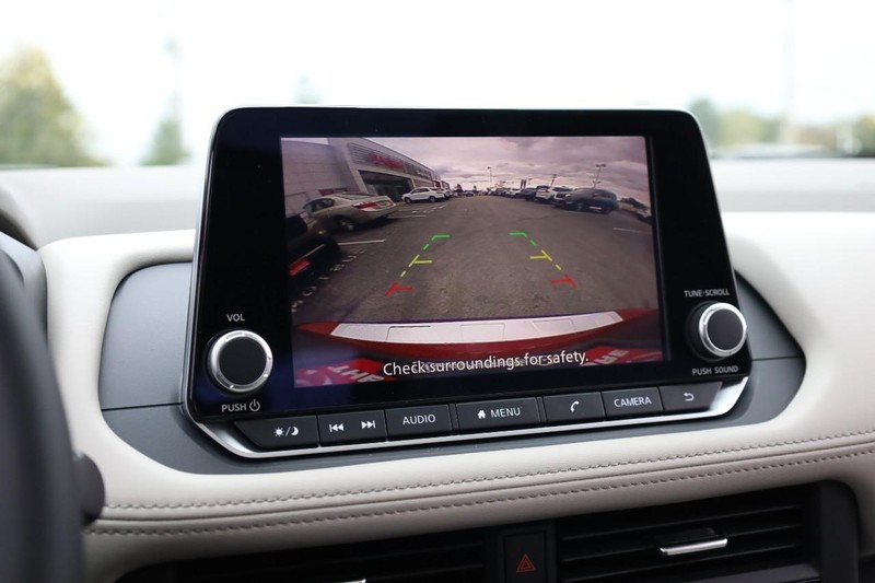 Nissan Rogue Vehicle Full-screen Gallery Image 14