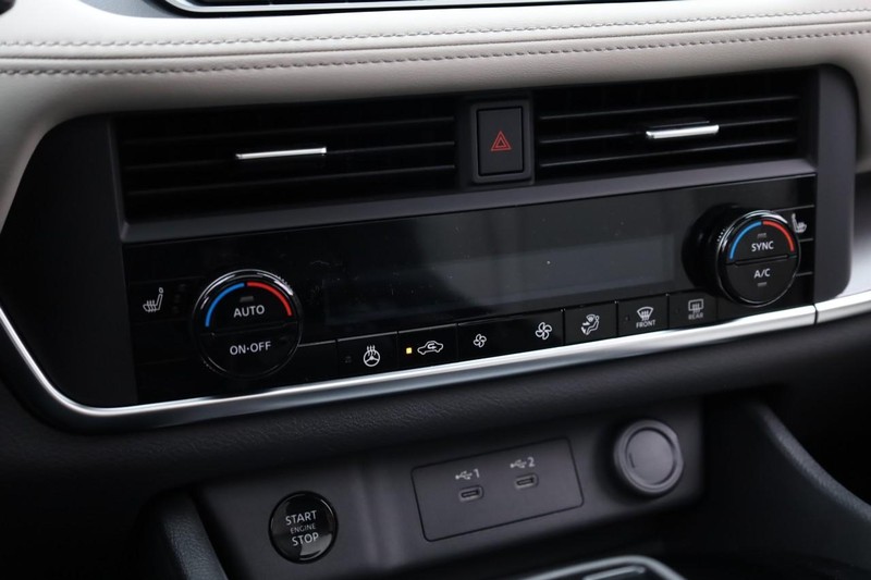 Nissan Rogue Vehicle Full-screen Gallery Image 15