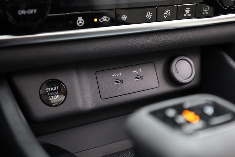 Nissan Rogue Vehicle Full-screen Gallery Image 16