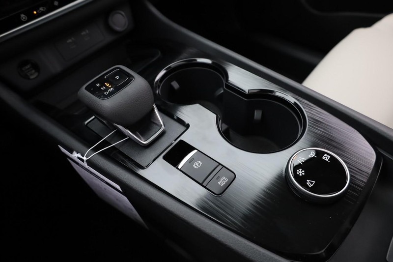 Nissan Rogue Vehicle Full-screen Gallery Image 17