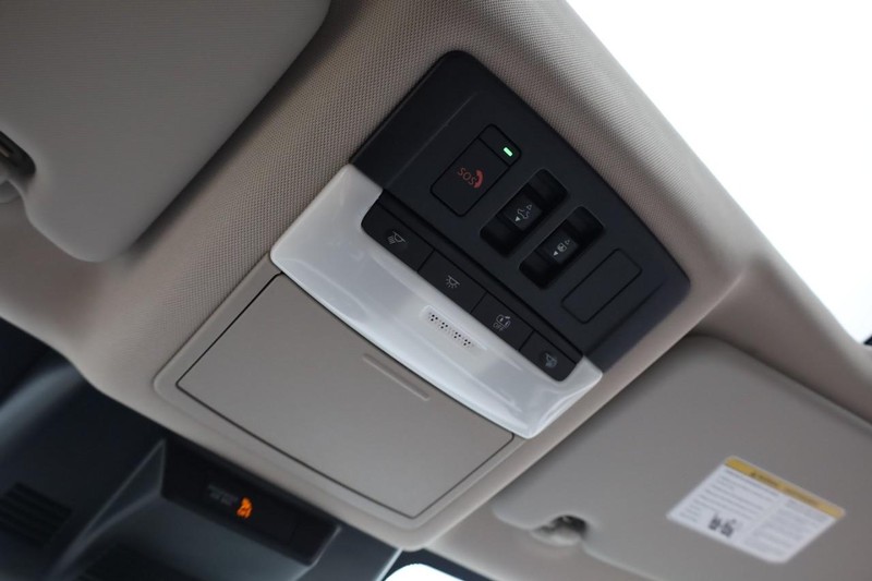 Nissan Rogue Vehicle Full-screen Gallery Image 18