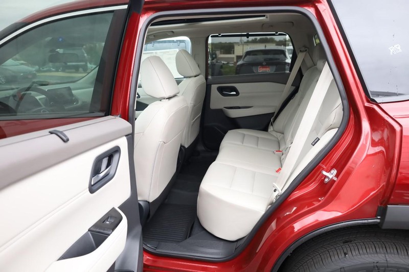 Nissan Rogue Vehicle Full-screen Gallery Image 22