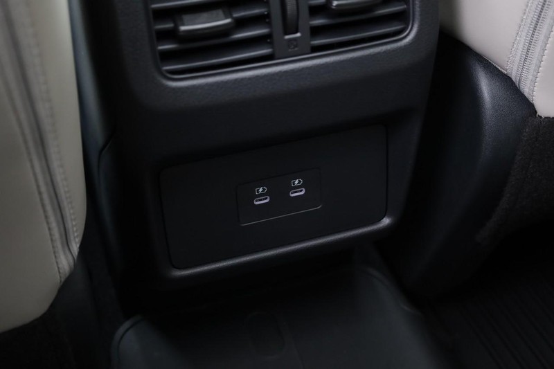 Nissan Rogue Vehicle Full-screen Gallery Image 23