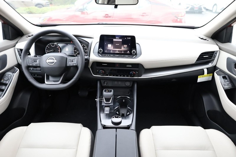 Nissan Rogue Vehicle Full-screen Gallery Image 25