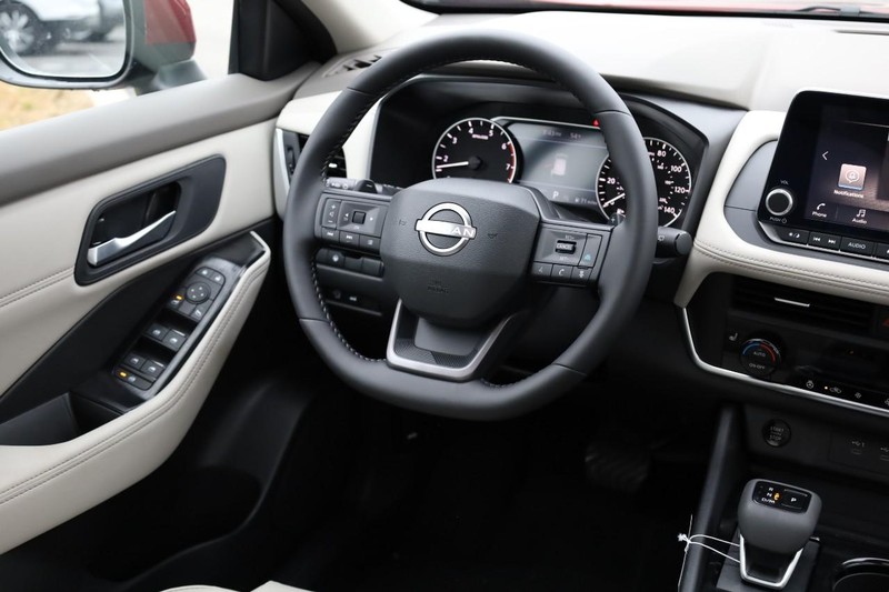 Nissan Rogue Vehicle Full-screen Gallery Image 26