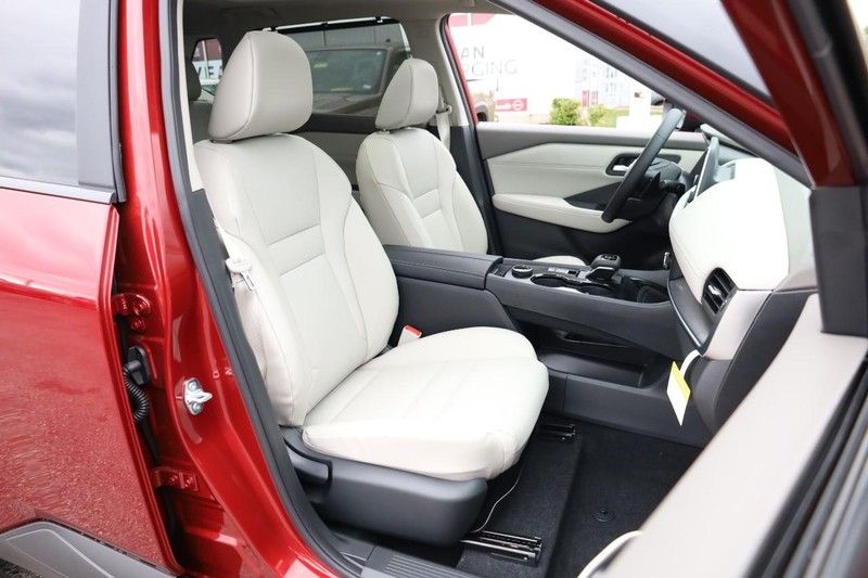Nissan Rogue Vehicle Full-screen Gallery Image 27