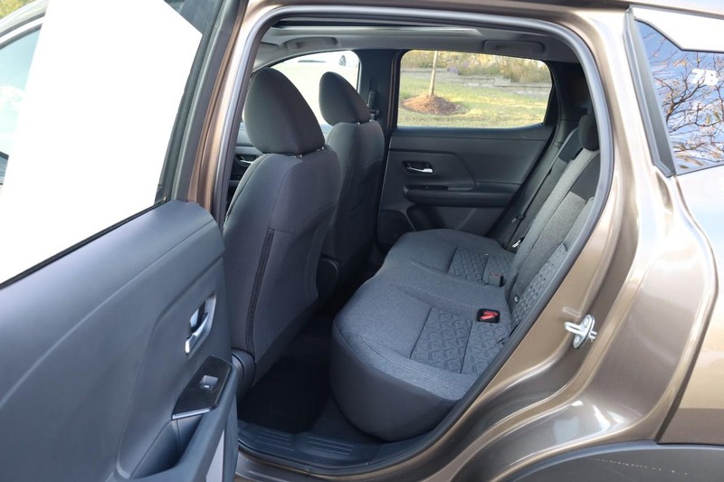 Nissan Kicks Vehicle Full-screen Gallery Image 22