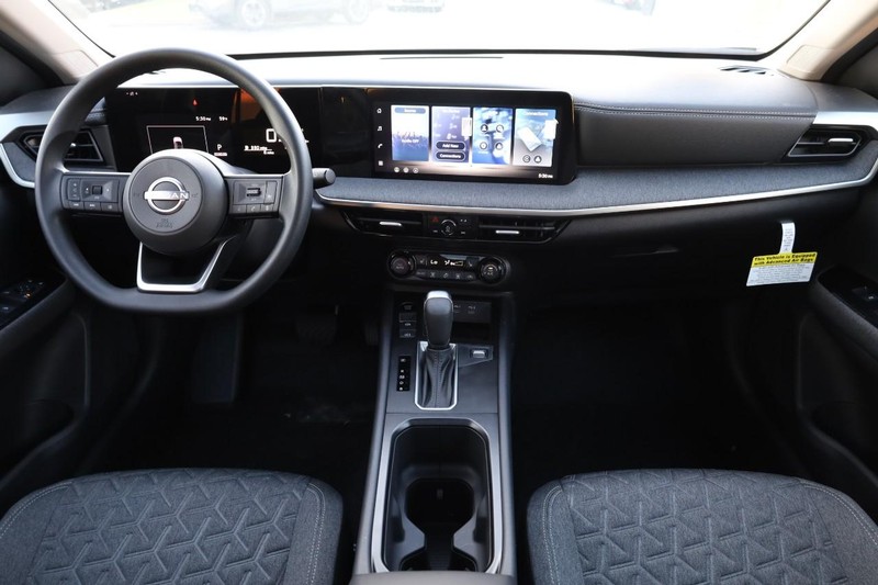 Nissan Kicks Vehicle Full-screen Gallery Image 23