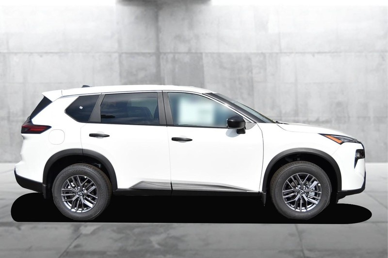 Nissan Rogue Vehicle Full-screen Gallery Image 5