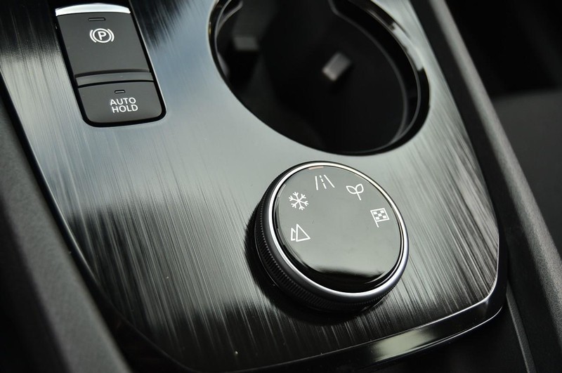 Nissan Rogue Vehicle Full-screen Gallery Image 17