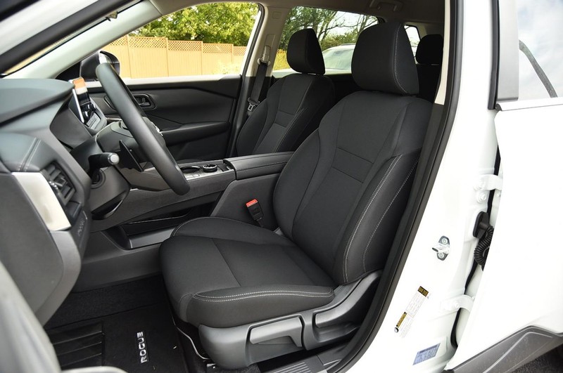 Nissan Rogue Vehicle Full-screen Gallery Image 19