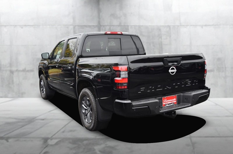 Nissan Frontier Vehicle Full-screen Gallery Image 7