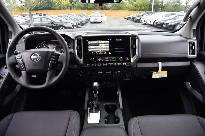 Nissan Frontier Vehicle Full-screen Gallery Image 9