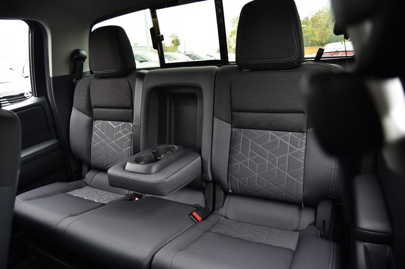 Nissan Frontier Vehicle Full-screen Gallery Image 24