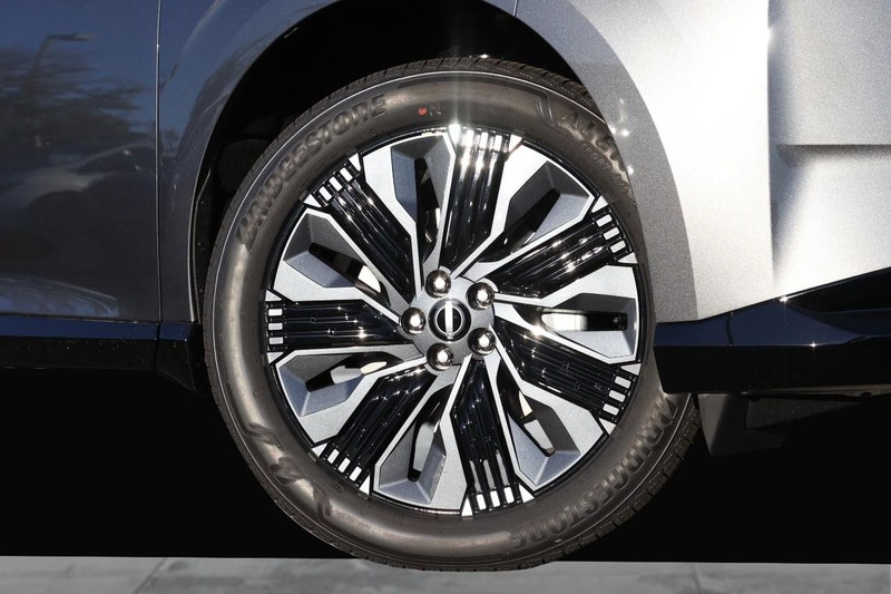 Nissan Murano Vehicle Full-screen Gallery Image 3