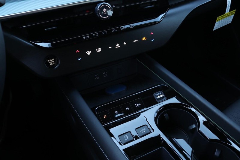 Nissan Murano Vehicle Full-screen Gallery Image 12