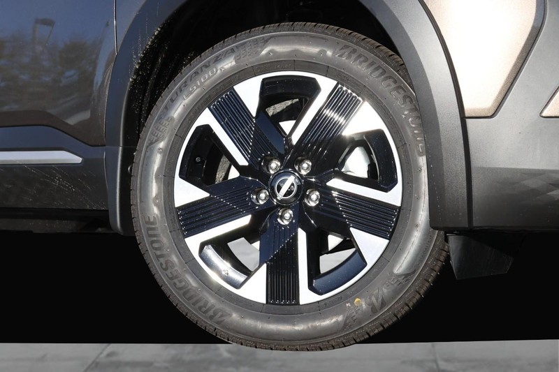 Nissan Kicks Vehicle Full-screen Gallery Image 3