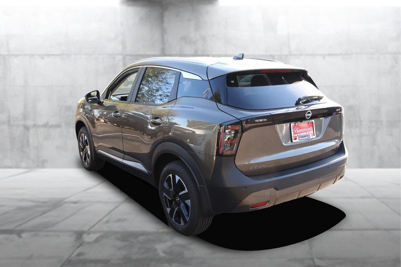 Nissan Kicks Vehicle Full-screen Gallery Image 7