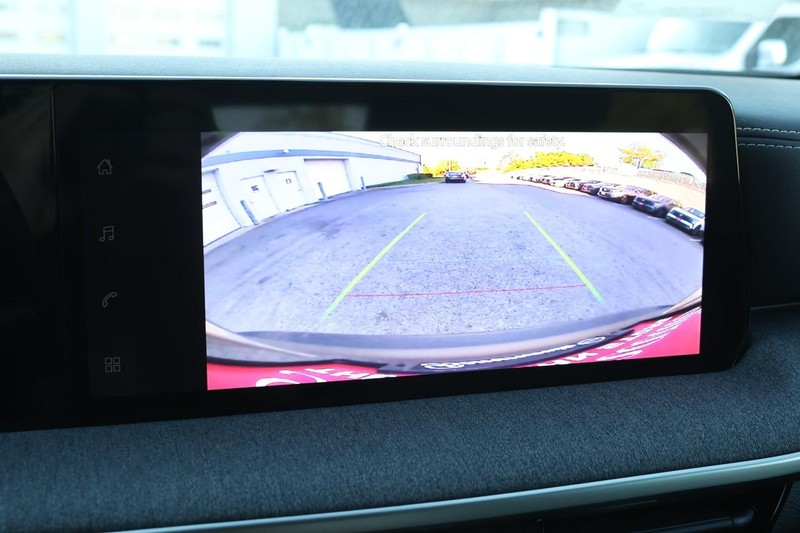 Nissan Kicks Vehicle Full-screen Gallery Image 11