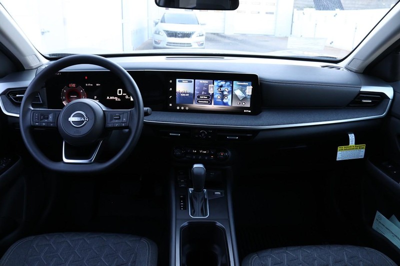 Nissan Kicks Vehicle Full-screen Gallery Image 17