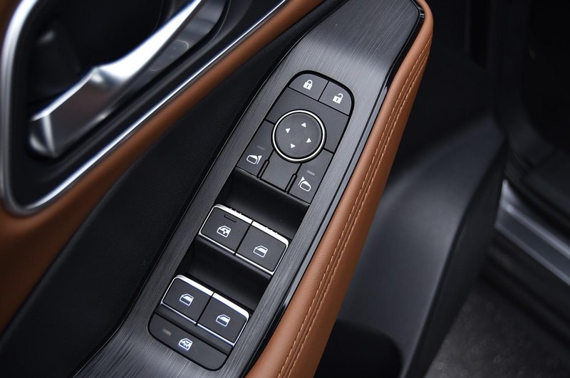 Nissan Rogue Vehicle Full-screen Gallery Image 9