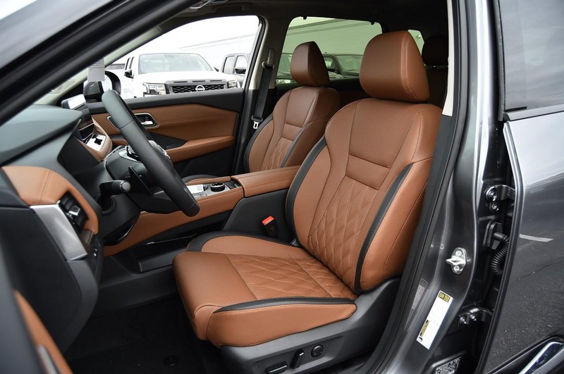 Nissan Rogue Vehicle Full-screen Gallery Image 22