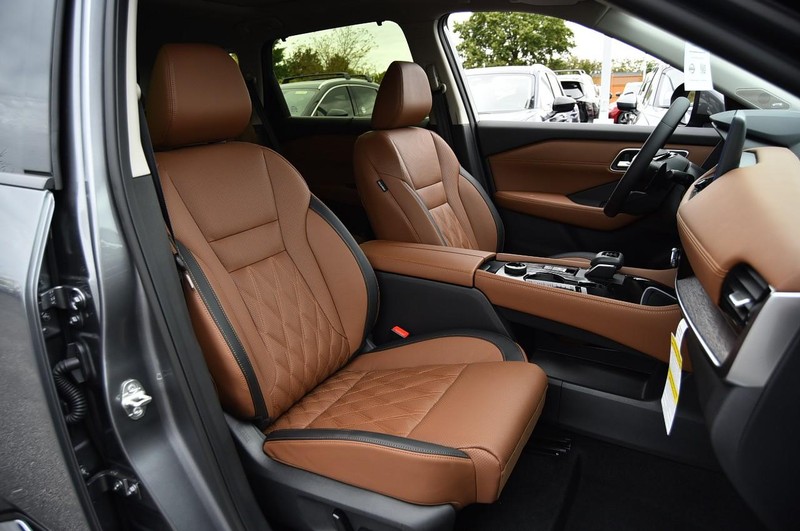 Nissan Rogue Vehicle Full-screen Gallery Image 23