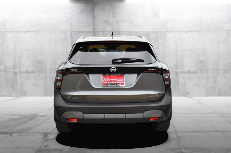 Nissan Kicks Vehicle Full-screen Gallery Image 6