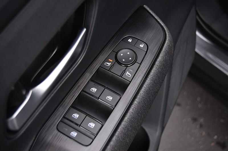 Nissan Kicks Vehicle Full-screen Gallery Image 9