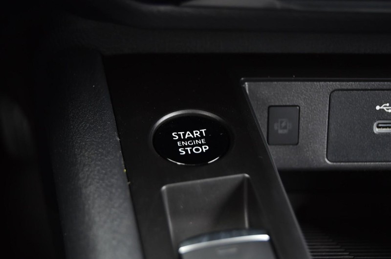 Nissan Kicks Vehicle Full-screen Gallery Image 17