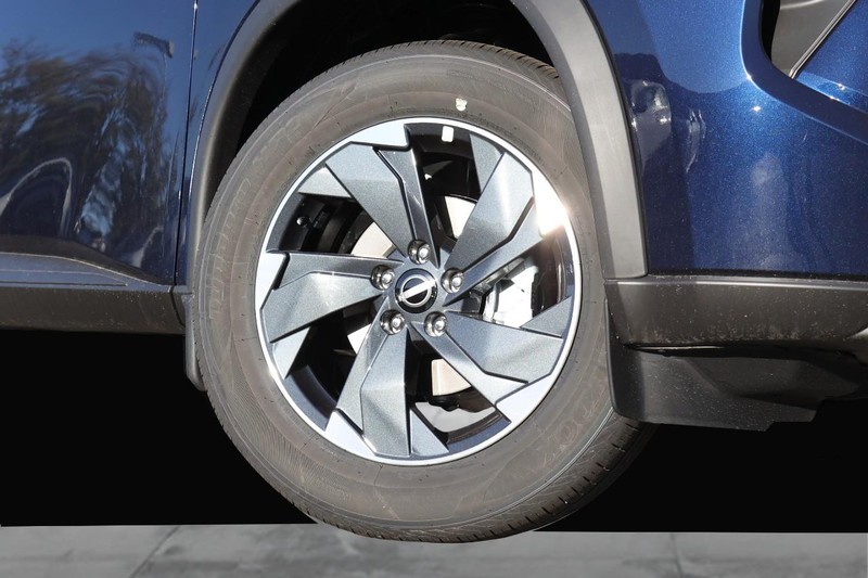 Nissan Rogue Vehicle Full-screen Gallery Image 3