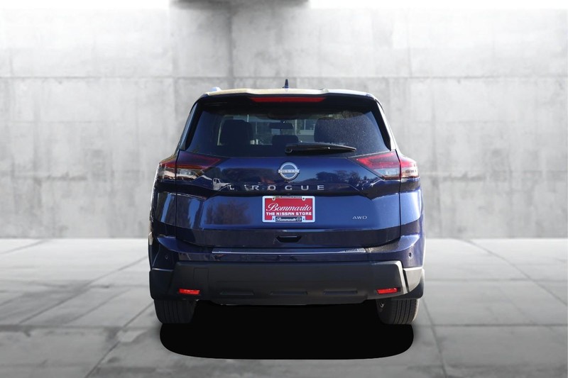 Nissan Rogue Vehicle Full-screen Gallery Image 6