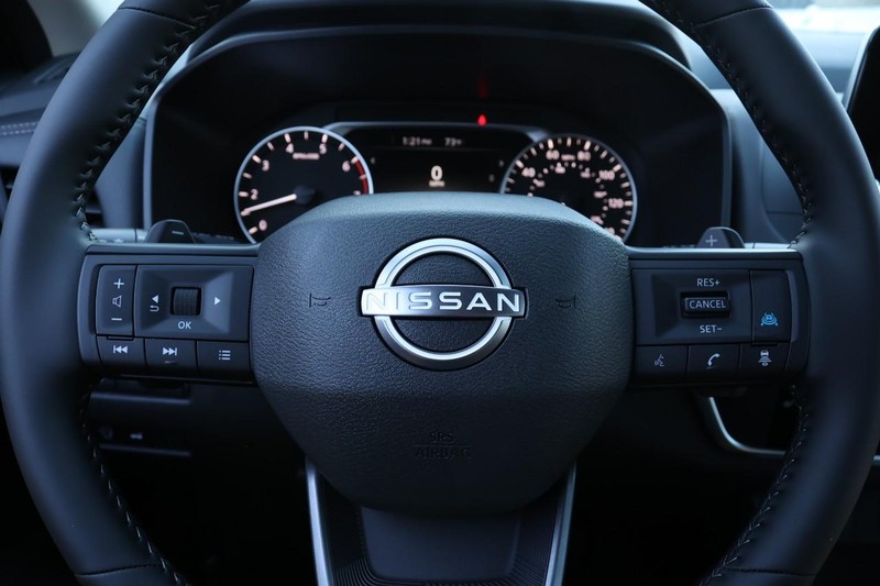 Nissan Rogue Vehicle Full-screen Gallery Image 8