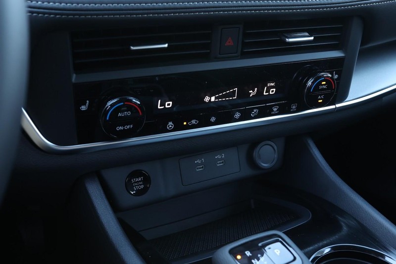 Nissan Rogue Vehicle Full-screen Gallery Image 12