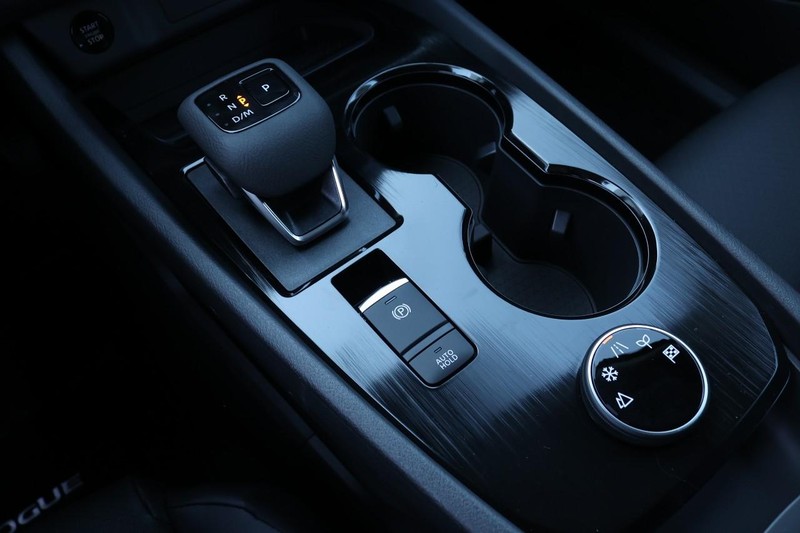 Nissan Rogue Vehicle Full-screen Gallery Image 13