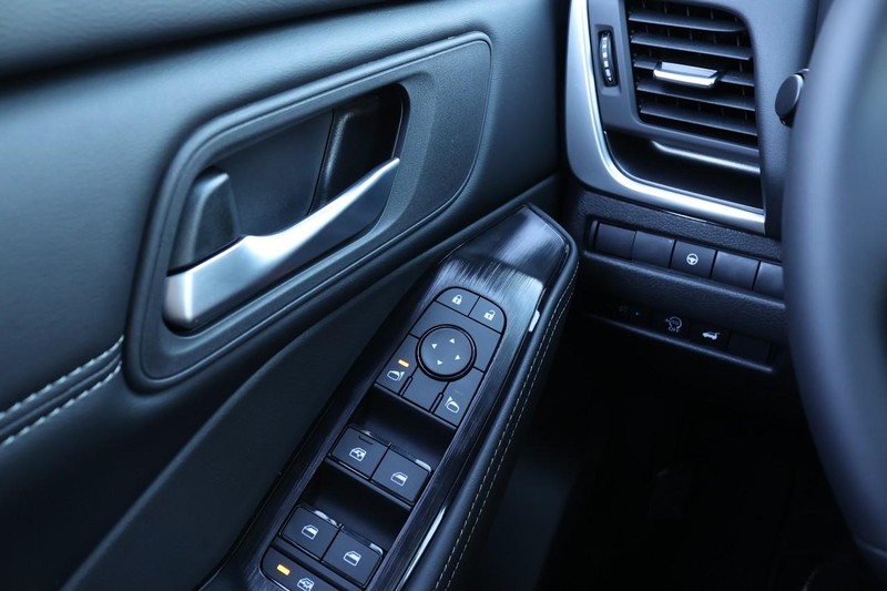 Nissan Rogue Vehicle Full-screen Gallery Image 15