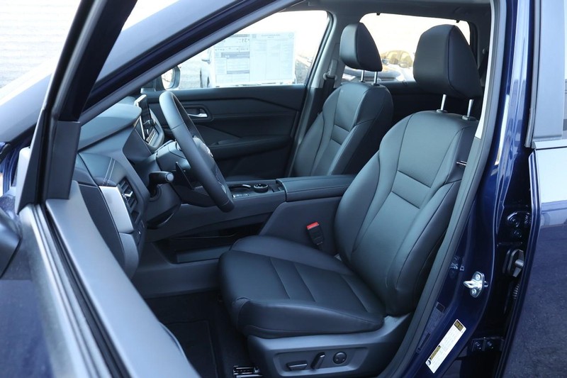 Nissan Rogue Vehicle Full-screen Gallery Image 16