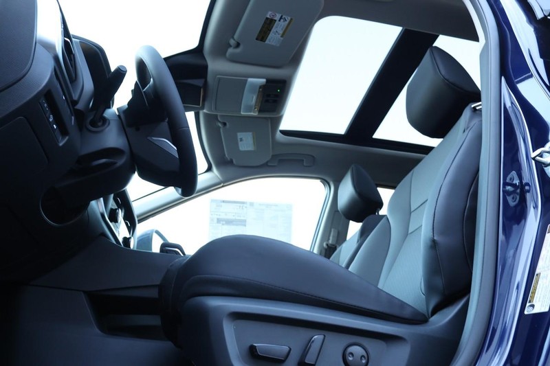 Nissan Rogue Vehicle Full-screen Gallery Image 17