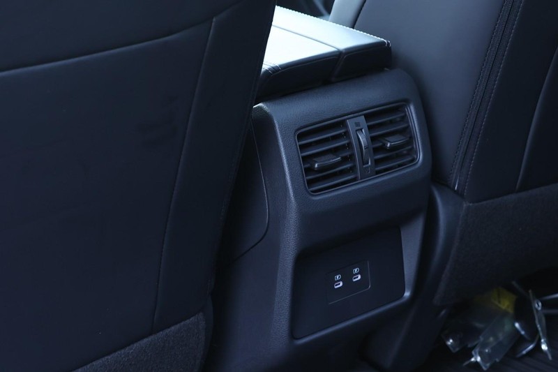 Nissan Rogue Vehicle Full-screen Gallery Image 19