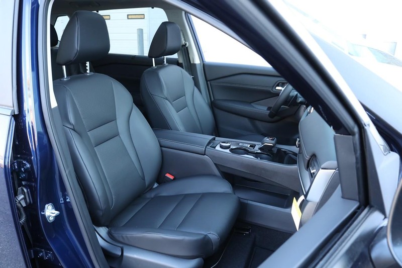 Nissan Rogue Vehicle Full-screen Gallery Image 21