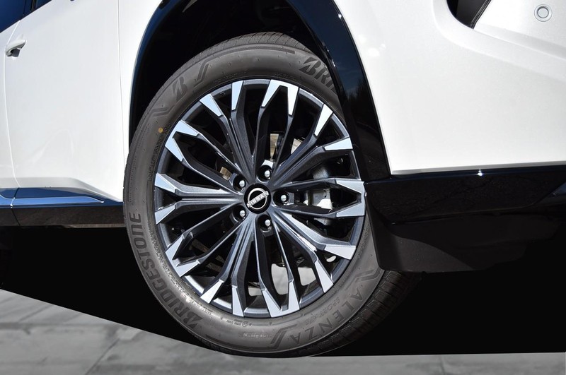 Nissan Rogue Vehicle Full-screen Gallery Image 3