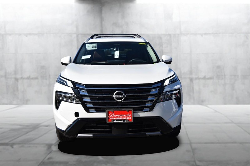 Nissan Rogue Vehicle Full-screen Gallery Image 4