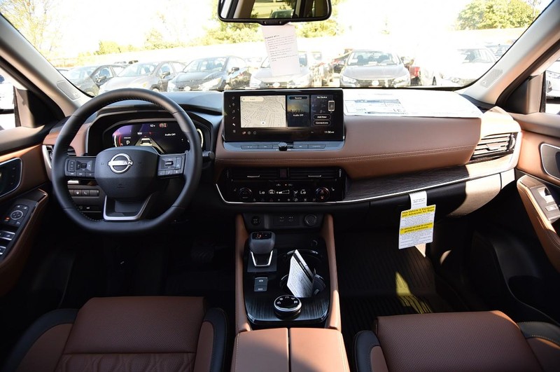 Nissan Rogue Vehicle Full-screen Gallery Image 8