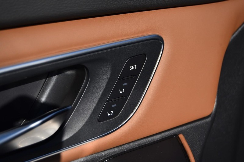 Nissan Rogue Vehicle Full-screen Gallery Image 10