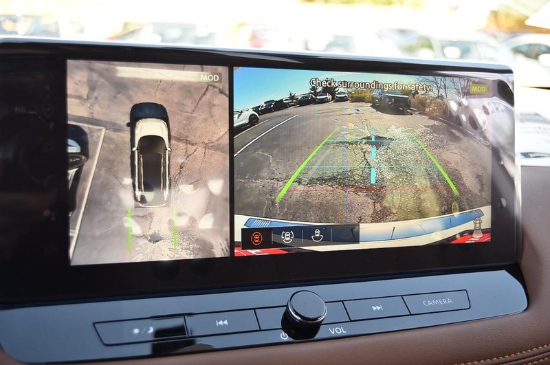 Nissan Rogue Vehicle Full-screen Gallery Image 14