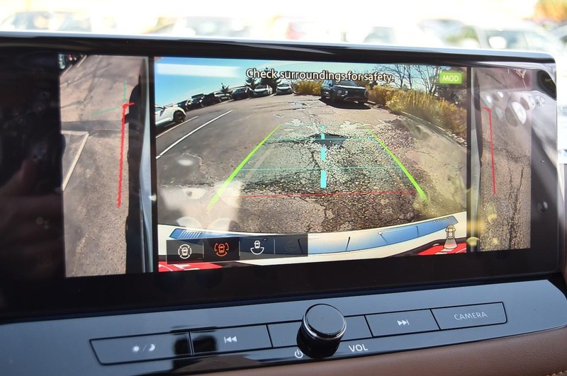 Nissan Rogue Vehicle Full-screen Gallery Image 15